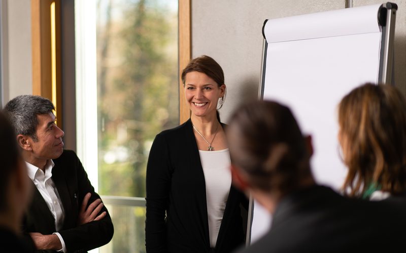 Kathleen Schütz im Business-Coaching-Workshop mit Führungskräften am Flipchart