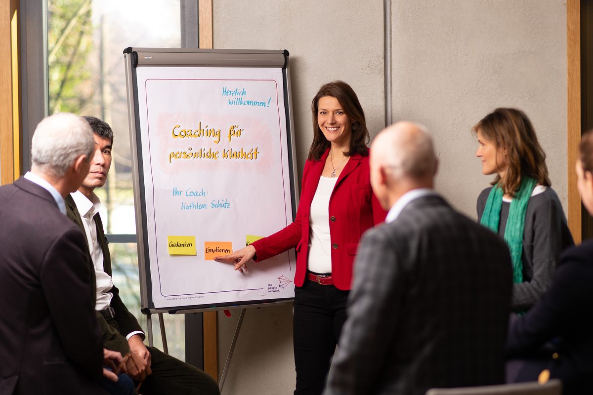 Kathleen Schütz am Flipchart mit der Überschrift „Coaching für persönliche Klarheit“