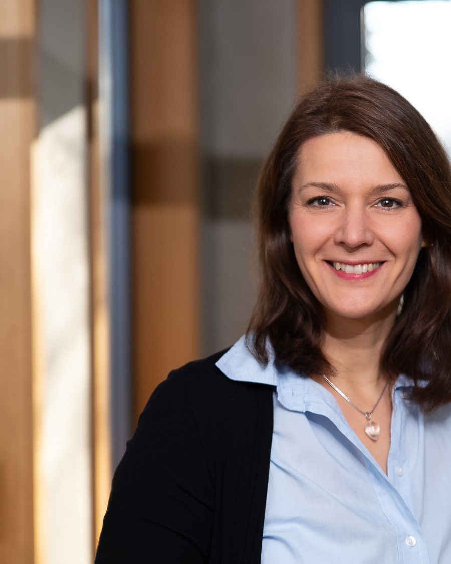 Kathleen Schütz, Business Coach, Porträt im Büro