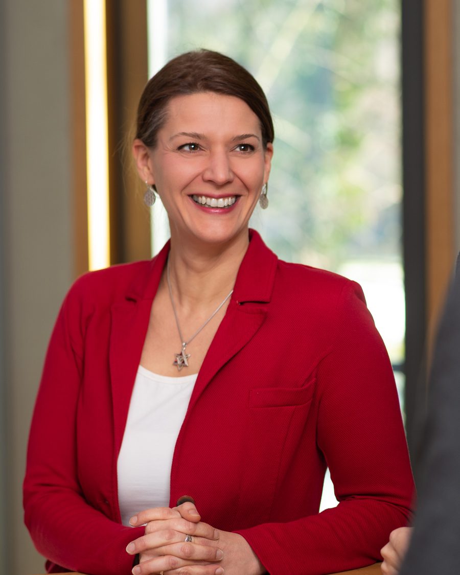 Kathleen Schütz hört im Coaching-Gespräch zu