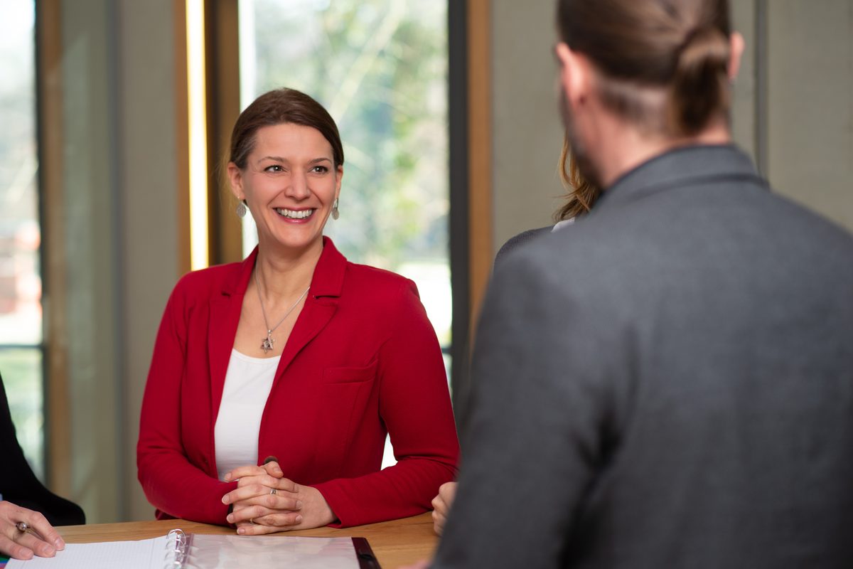 Kathleen Schütz im Gespräch am Tisch