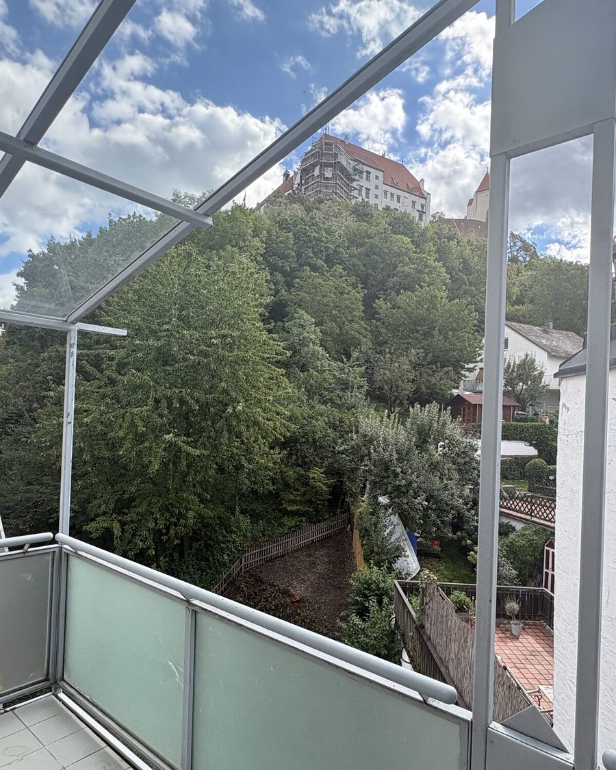 Blick vom Balkon des Raums auf die Burg Trausnitz