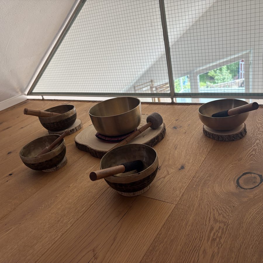 Klangschalen auf den Eichendielen im Raum Landshut
