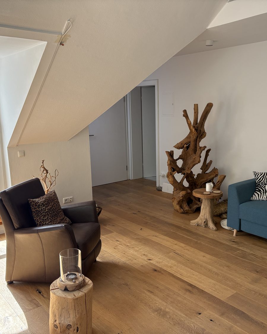 Sitzbereich mit Sofa und Sessel im Raum Landshut